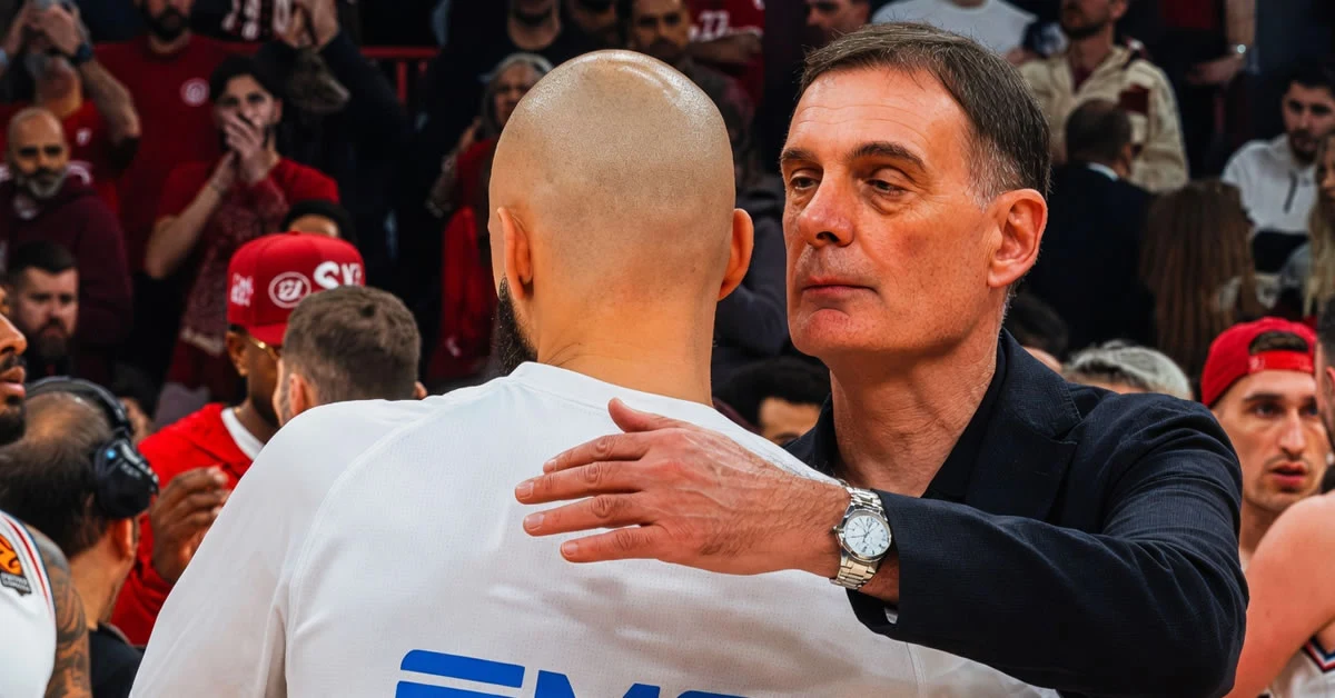 Ο Γιώργος Μπαρτζώκας αγκαλιάζει και μιλάει στο αυτί του Εβάν Φουρνιέ μετά το τέλος του αγώνα του Ολυμπιακού με την Αρμάνι στο ΣΕΦ.