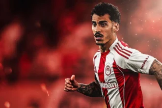 Ο Τσικίνιο με τη φανέλα του Ολυμπιακού πιέζει τους αντιπάλους του κατά τη διάρκεια του ντέρμπι απέναντι στον Παναθηναϊκό στο γήπεδο της Λεωφόρου.