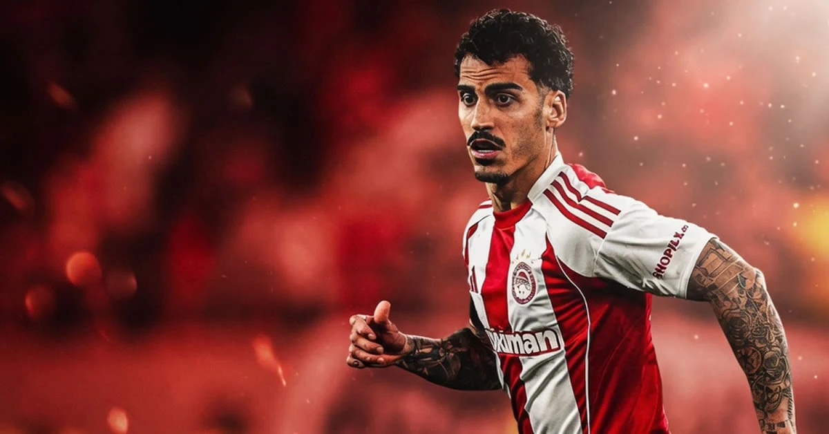 Ο Τσικίνιο με τη φανέλα του Ολυμπιακού πιέζει τους αντιπάλους του κατά τη διάρκεια του ντέρμπι απέναντι στον Παναθηναϊκό στο γήπεδο της Λεωφόρου.