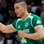 Ο γνωστός και μη εξαιρετέως Γάλλος διαιτητής Ντιφαλά σε αγώνα της Euroleague δείχνει μια παράβαση με το χέρι