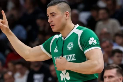 Ο γνωστός και μη εξαιρετέως Γάλλος διαιτητής Ντιφαλά σε αγώνα της Euroleague δείχνει μια παράβαση με το χέρι