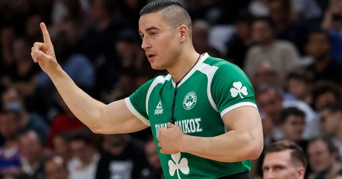 Ο γνωστός και μη εξαιρετέως Γάλλος διαιτητής Ντιφαλά σε αγώνα της Euroleague δείχνει μια παράβαση με το χέρι