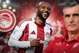 Ο επιθετικός του Ολυμπιακού Αγιούμπ Ελ Κααμπί δέχεται τις οδηγίες του προπονητή του Χοσέ Λουίς Μεντιλίμπαρ κατά τη διάρκεια της προπόνησης στο Ρέντη.