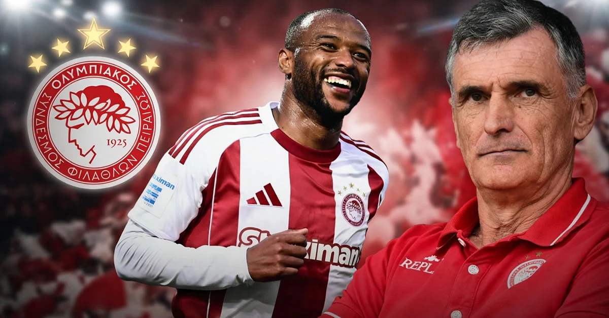 Ο επιθετικός του Ολυμπιακού Αγιούμπ Ελ Κααμπί δέχεται τις οδηγίες του προπονητή του Χοσέ Λουίς Μεντιλίμπαρ κατά τη διάρκεια της προπόνησης στο Ρέντη.