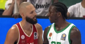 Ο Εβάν Φουρνιέ του Ολυμπιακού και ο Κέντρικ Ναν του Παναθηναϊκού σε δράση, με τον Σάσα Βεζένκοφ στο φόντο, εν μέσω της διαδικτυακής τους κόντρας.