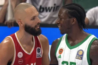 Ο Εβάν Φουρνιέ του Ολυμπιακού και ο Κέντρικ Ναν του Παναθηναϊκού σε δράση, με τον Σάσα Βεζένκοφ στο φόντο, εν μέσω της διαδικτυακής τους κόντρας.