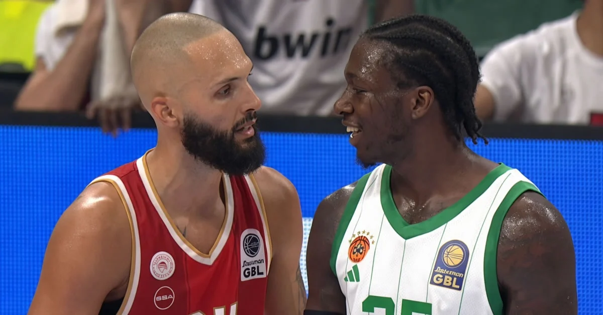 Ο Εβάν Φουρνιέ του Ολυμπιακού και ο Κέντρικ Ναν του Παναθηναϊκού σε δράση, με τον Σάσα Βεζένκοφ στο φόντο, εν μέσω της διαδικτυακής τους κόντρας.