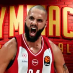 Ο Εβάν Φουρνιέ με τη φανέλα του Ολυμπιακού μιλάει με πάθος σε αγώνα της EuroLeague στο ΣΕΦ
