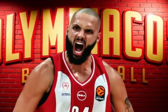 Ο Εβάν Φουρνιέ με τη φανέλα του Ολυμπιακού μιλάει με πάθος σε αγώνα της EuroLeague στο ΣΕΦ