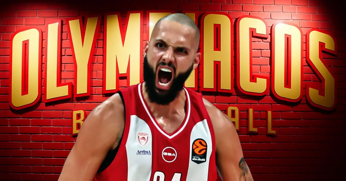 Ο Εβάν Φουρνιέ με τη φανέλα του Ολυμπιακού μιλάει με πάθος σε αγώνα της EuroLeague στο ΣΕΦ