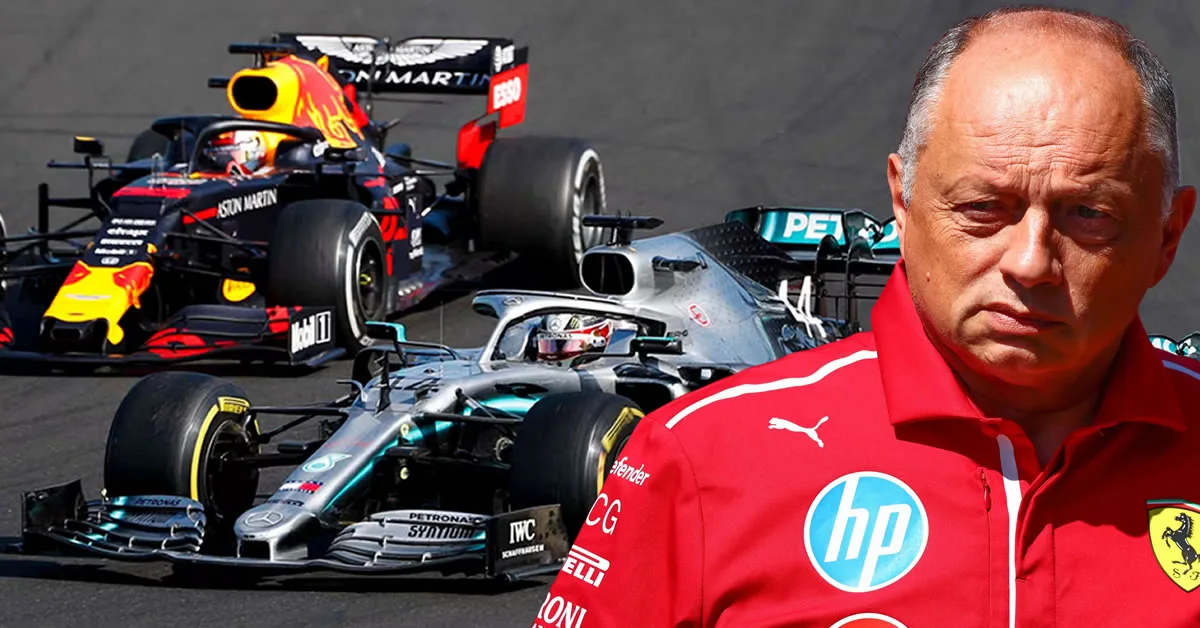 Μονοθέσια της Formula 1 στην πίστα, με φόντο τον τεχνικό πόλεμο ανάμεσα σε Mercedes, Red Bull και Ferrari για τους κανονισμούς του 2026.