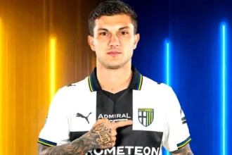 Ο Γκάμπριελ Στρεφέτσα με την φανέλα της Πάρμα στην παρουσίασ του στην Ιταλική Serie A μετά τον δανεισμό του από τον Ολυμπιακό.