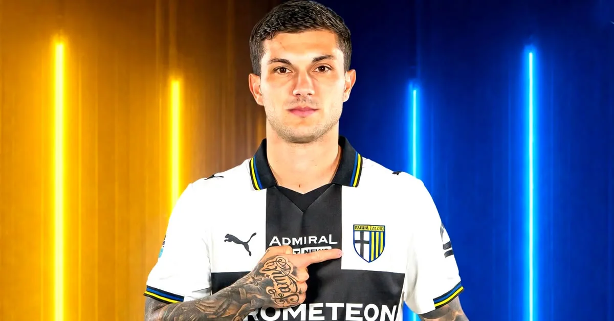 Ο Γκάμπριελ Στρεφέτσα με την φανέλα της Πάρμα στην παρουσίασ του στην Ιταλική Serie A μετά τον δανεισμό του από τον Ολυμπιακό.
