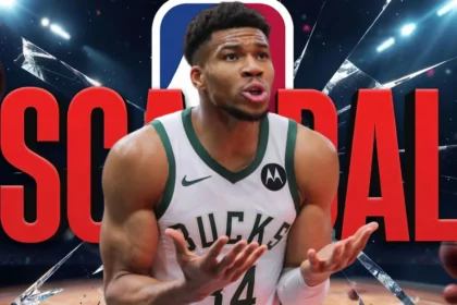 Ο Γιάννης Αντετοκούνμπο προβληματισμένος με τη φανέλα των Μιλγουόκι Μπακς κατά τη διάρκεια αγώνα του NBA.