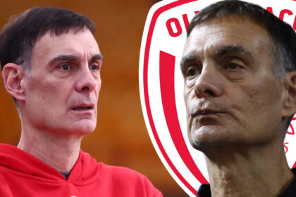 Ο προπονητής του Ολυμπιακού Γιώργος Μπαρτζώκας κοιτάζει το παρκέ και χαμογελάει με νόημα στο ΣΕΦ.