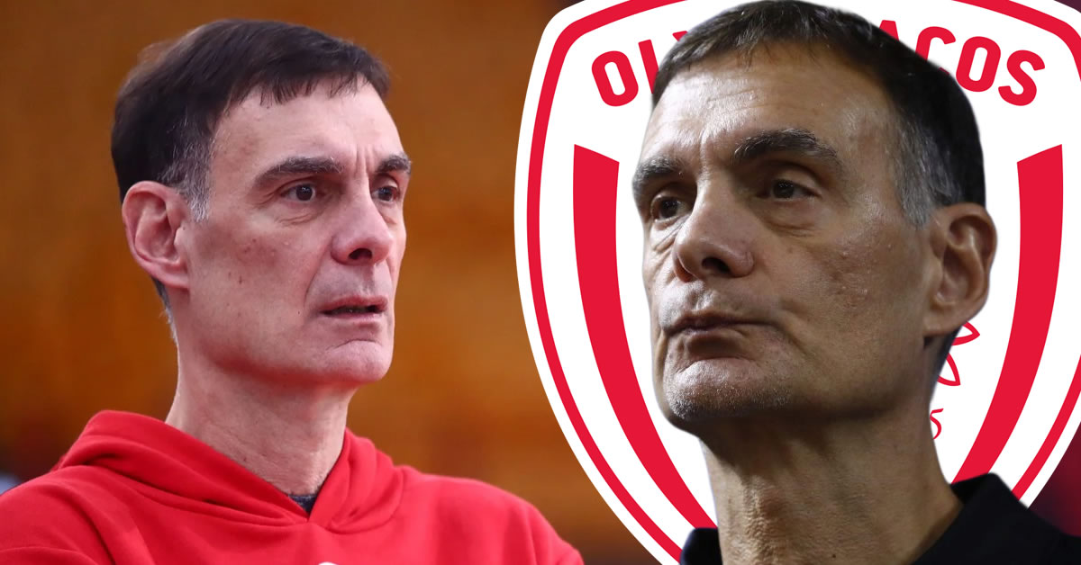 Ο προπονητής του Ολυμπιακού Γιώργος Μπαρτζώκας κοιτάζει το παρκέ και χαμογελάει με νόημα στο ΣΕΦ.