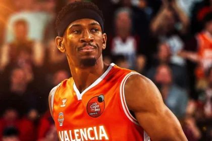 Ο Αμερικανός παίκτης Κάμερον Τέιλορ σε φάση αγώνα με τη φανέλα της Βαλένθια, εν μέσω μεταγραφικών σεναρίων για τον Ολυμπιακό.