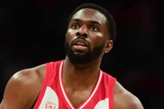 Ο Κίναν Έβανς χαμογελάει με τα ρούχα του Ολυμπιακού μετά την απρόσμενη άφιξή του στην Ελλάδα και την έκπληξη που έκανε στους συμπαίκτες του.