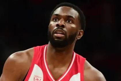 Ο Κίναν Έβανς χαμογελάει με τα ρούχα του Ολυμπιακού μετά την απρόσμενη άφιξή του στην Ελλάδα και την έκπληξη που έκανε στους συμπαίκτες του.