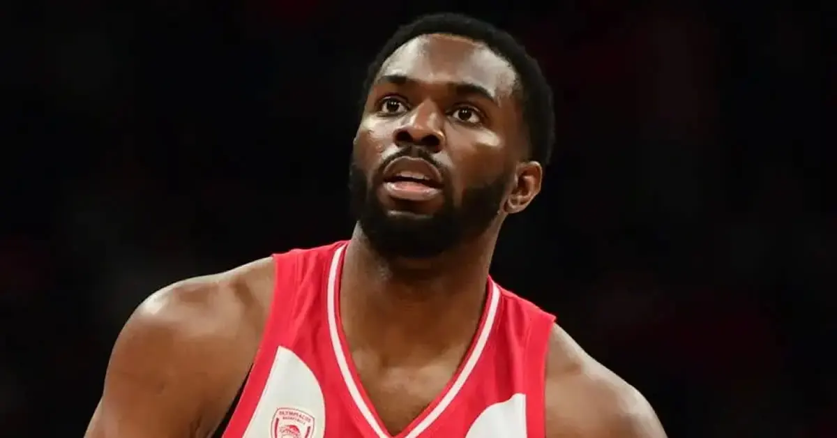 Ο Κίναν Έβανς χαμογελάει με τα ρούχα του Ολυμπιακού μετά την απρόσμενη άφιξή του στην Ελλάδα και την έκπληξη που έκανε στους συμπαίκτες του.