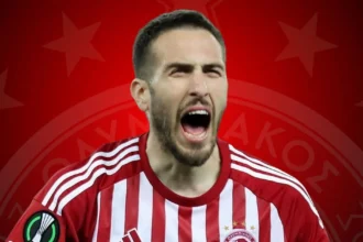 Ο Κώστας Φορτούνης πανηγυρίζει παλιοτερο γκολ του με τη φανέλα του Ολυμπιακού