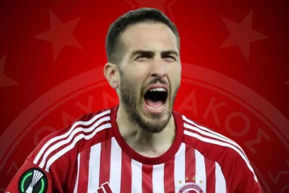 Ο Κώστας Φορτούνης πανηγυρίζει παλιοτερο γκολ του με τη φανέλα του Ολυμπιακού