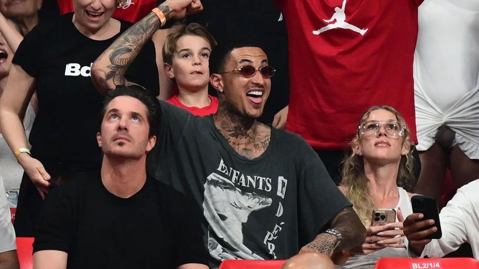 Ο αστέρας του NBA Κάιλ Κούζμα στις εξέδρες του ΣΕΦ, τραβάει βίντεο μαγεμένος από την εκρηκτική ατμόσφαιρα των οπαδών του Ολυμπιακού.