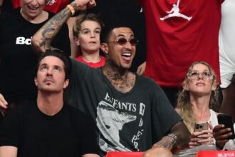 Ο αστέρας του NBA Κάιλ Κούζμα στις εξέδρες του ΣΕΦ, τραβάει βίντεο μαγεμένος από την εκρηκτική ατμόσφαιρα των οπαδών του Ολυμπιακού.