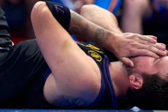 Ο Λούκα Ντόντσιτς στο παρκε΄με πρόβλημα τραυματισμού κατά τη διάρκεια της αναμέτρησης των Λος Άντζελες Λέικερς απέναντι στους Οκλαχόμα Σίτι Θάντερ.