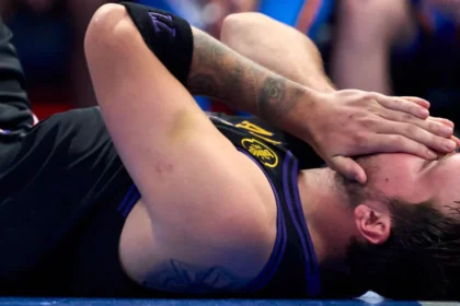 Ο Λούκα Ντόντσιτς στο παρκε΄με πρόβλημα τραυματισμού κατά τη διάρκεια της αναμέτρησης των Λος Άντζελες Λέικερς απέναντι στους Οκλαχόμα Σίτι Θάντερ.