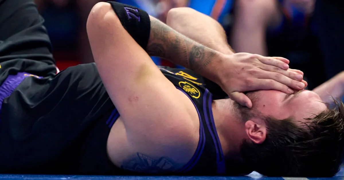 Ο Λούκα Ντόντσιτς στο παρκε΄με πρόβλημα τραυματισμού κατά τη διάρκεια της αναμέτρησης των Λος Άντζελες Λέικερς απέναντι στους Οκλαχόμα Σίτι Θάντερ.