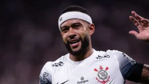 Ο Μέμφις Ντεπάι πανηγυρίζει, με φόντο τις φήμες για μεταγραφή στον Ολυμπιακό και επιστροφή στην Ευρώπη.