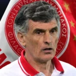 Ο προπονητής του Ολυμπιακού, Χοσέ Λουίς Μεντιλίμπαρ, με προβληματισμένο ύφος κατά τη διάρκεια του ντέρμπι.