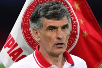 Ο προπονητής του Ολυμπιακού, Χοσέ Λουίς Μεντιλίμπαρ, με προβληματισμένο ύφος κατά τη διάρκεια του ντέρμπι.