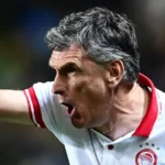 Ο Χοσέ Λουίς Μεντιλίμπαρ δίνει παθιασμένες οδηγίες στους παίκτες του Ολυμπιακού κατά τη διάρκεια της έντονης προπόνησης στο Ρέντη ενόψει ΑΕΚ.