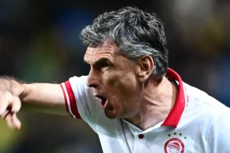 Ο Χοσέ Λουίς Μεντιλίμπαρ δίνει παθιασμένες οδηγίες στους παίκτες του Ολυμπιακού κατά τη διάρκεια της έντονης προπόνησης στο Ρέντη ενόψει ΑΕΚ.