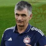 Ο προπονητής του Ολυμπιακού Χοσέ Λουίς Μεντιλίμπαρ δίνει εντολές στους ποδοσφαιριστές του στο προπονητικό κέντρο του Ρέντη.