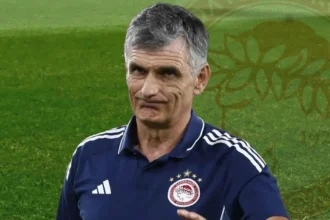 Ο προπονητής του Ολυμπιακού Χοσέ Λουίς Μεντιλίμπαρ δίνει εντολές στους ποδοσφαιριστές του στο προπονητικό κέντρο του Ρέντη.