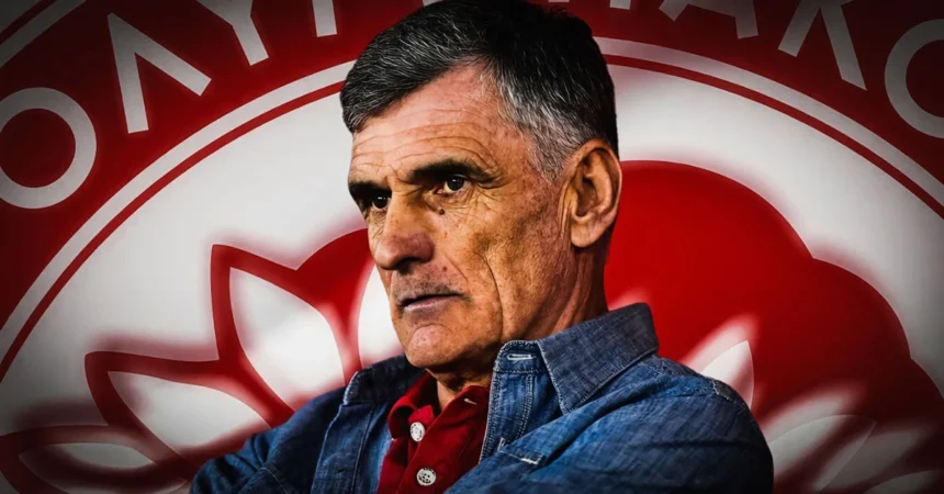 Ο προπονητής του Ολυμπιακού Χοσέ Λουίς Μεντιλίμπαρ δίνει οδηγίες στους ποδοσφαιριστές του, ενόψει του κρίσιμου ντέρμπι της SuperLeague με τον Παναθηναϊκό.