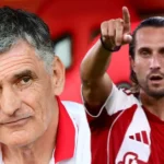 Ο Χοσέ Λουίς Μεντιλίμπαρ με προβληματισμένο ύφος σχεδιάζει την τακτική του Ολυμπιακού για το ντέρμπι με τον Παναθηναϊκό.