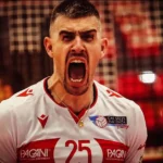 Ο Ιταλός πασαδόρος Μικέλε Μπαράνοβιτς οργανώνει το παιχνίδι εν ώρα αγώνα, έτοιμος για τη νέα του καριέρα στον Ολυμπιακό.