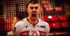 Ο Ιταλός πασαδόρος Μικέλε Μπαράνοβιτς οργανώνει το παιχνίδι εν ώρα αγώνα, έτοιμος για τη νέα του καριέρα στον Ολυμπιακό.