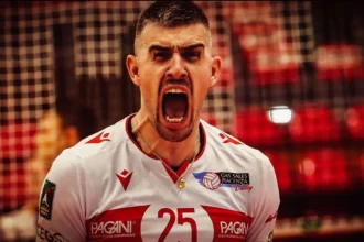 Ο Ιταλός πασαδόρος Μικέλε Μπαράνοβιτς οργανώνει το παιχνίδι εν ώρα αγώνα, έτοιμος για τη νέα του καριέρα στον Ολυμπιακό.