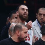 Ο Μάικ Τζέιμς αποχωρεί ιδιαίτερα εκνευρισμένος από το παρκέ του ΣΕΦ μετά την αποβολή του στον αγώνα του Ολυμπιακού με τη Μονακό για την Euroleague.