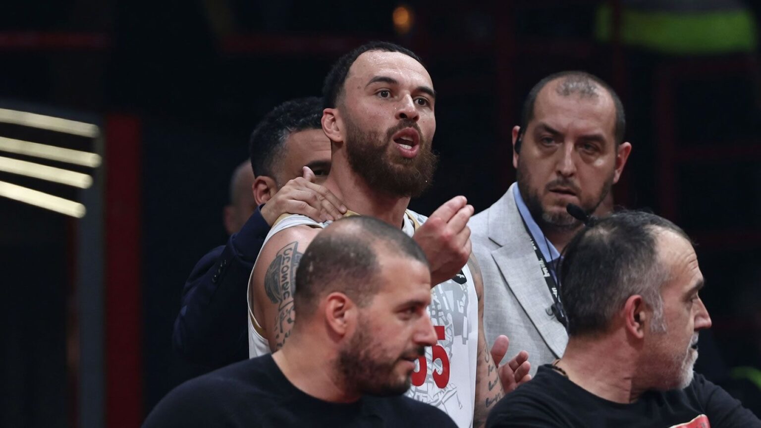 Ο Μάικ Τζέιμς αποχωρεί ιδιαίτερα εκνευρισμένος από το παρκέ του ΣΕΦ μετά την αποβολή του στον αγώνα του Ολυμπιακού με τη Μονακό για την Euroleague.