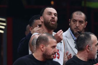 Ο Μάικ Τζέιμς αποχωρεί ιδιαίτερα εκνευρισμένος από το παρκέ του ΣΕΦ μετά την αποβολή του στον αγώνα του Ολυμπιακού με τη Μονακό για την Euroleague.