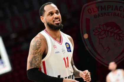 Ο Μόντε Μόρις κατεβάζει τη μπάλα και οργανώνει την επίθεση του Ολυμπιακού στο παρκέ.