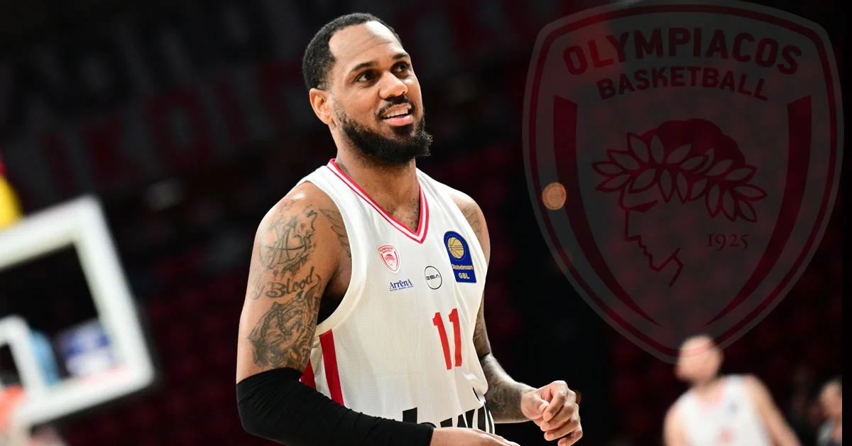 Ο Μόντε Μόρις κατεβάζει τη μπάλα και οργανώνει την επίθεση του Ολυμπιακού στο παρκέ.