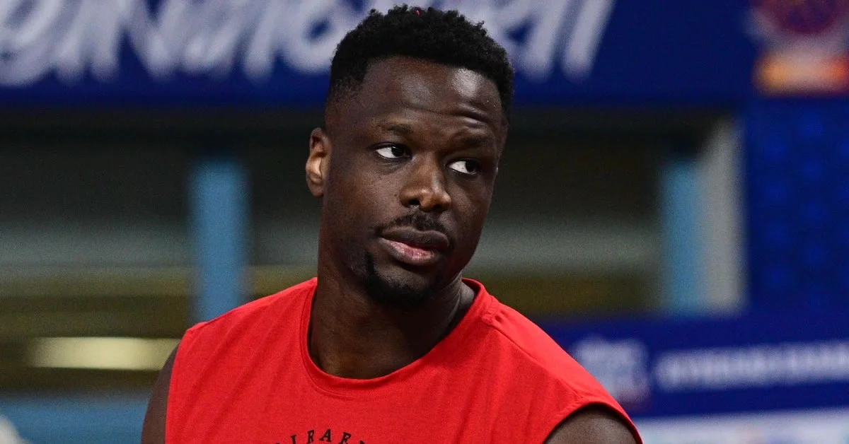 Ο Μουστάφα Φαλ με τη φανέλα του Ολυμπιακού παρακολουθεί την εξέλιξη αγώνα της Euroleague.