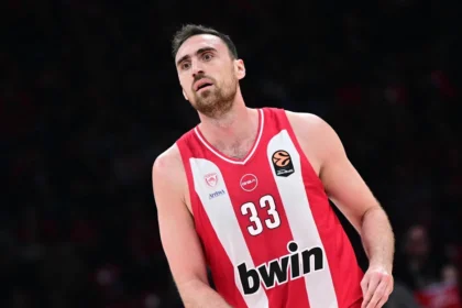 Ο Νίκολα Μιλουτίνοφ παίρνει ένα επιθετικό ριμπάουντ πάνω από τους αμυντικούς της Αρμάνι Μιλάνο στο Στάδιο Ειρήνης και Φιλίας.